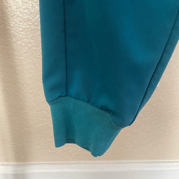 FIGS Pacific Blue High Waisted Zamora Joggers and Casma Top - Picture 9 of 10